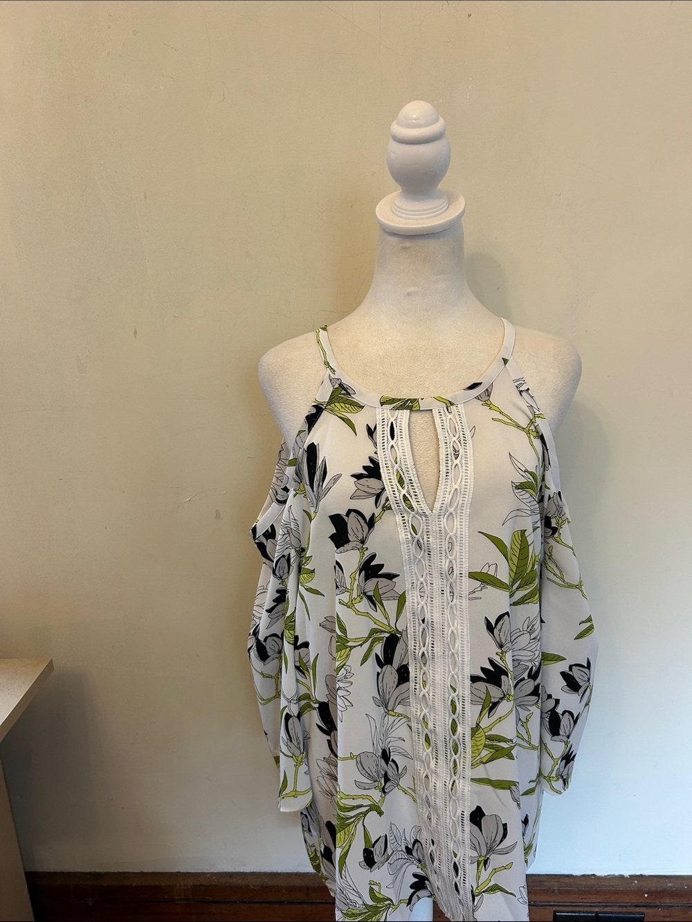 Alfani White Floral Cold-Shoulder Women’s Blouse with Lace Trim Size L EUC